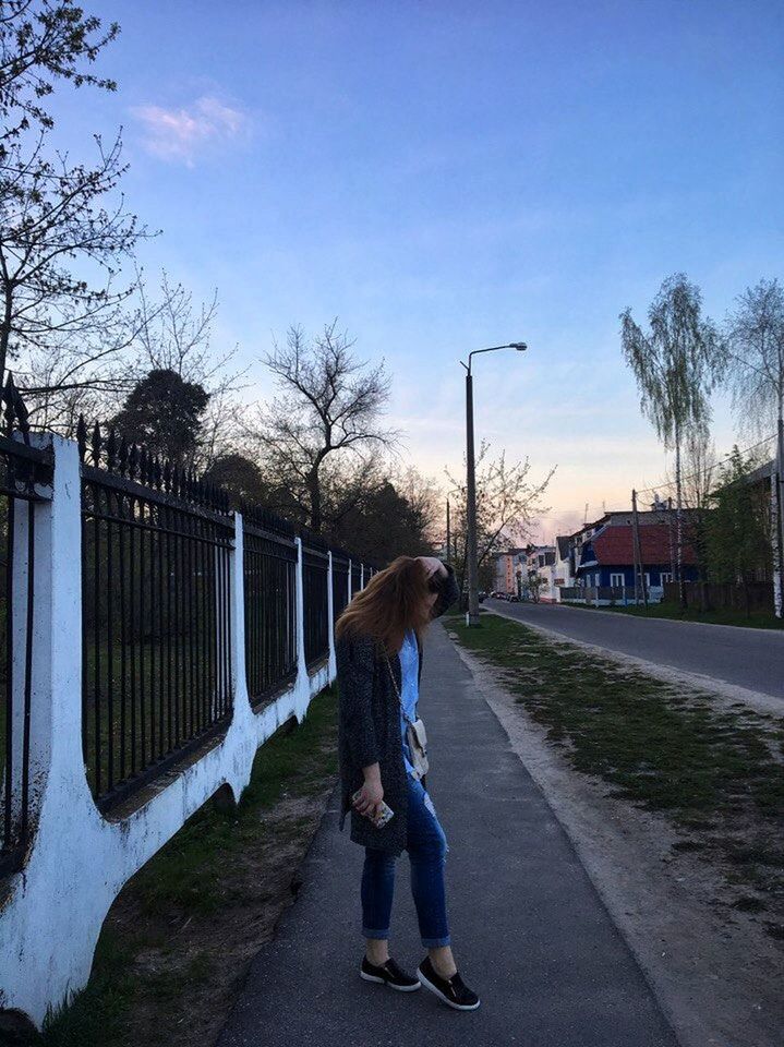 full length, real people, one person, tree, outdoors, the way forward, casual clothing, road, day, built structure, sky, architecture, lifestyles, young women, building exterior, women, young adult, people