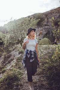 Full length of young woman standing on grass