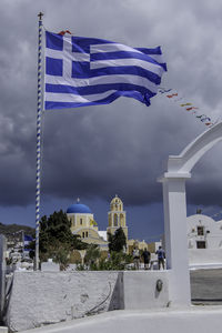 Santorini, greece, may 4, 2024. oia. facade of the orthodox church, agios giorgios with a greek flag