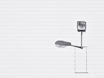 Lighting equipment on white wall during sunny day