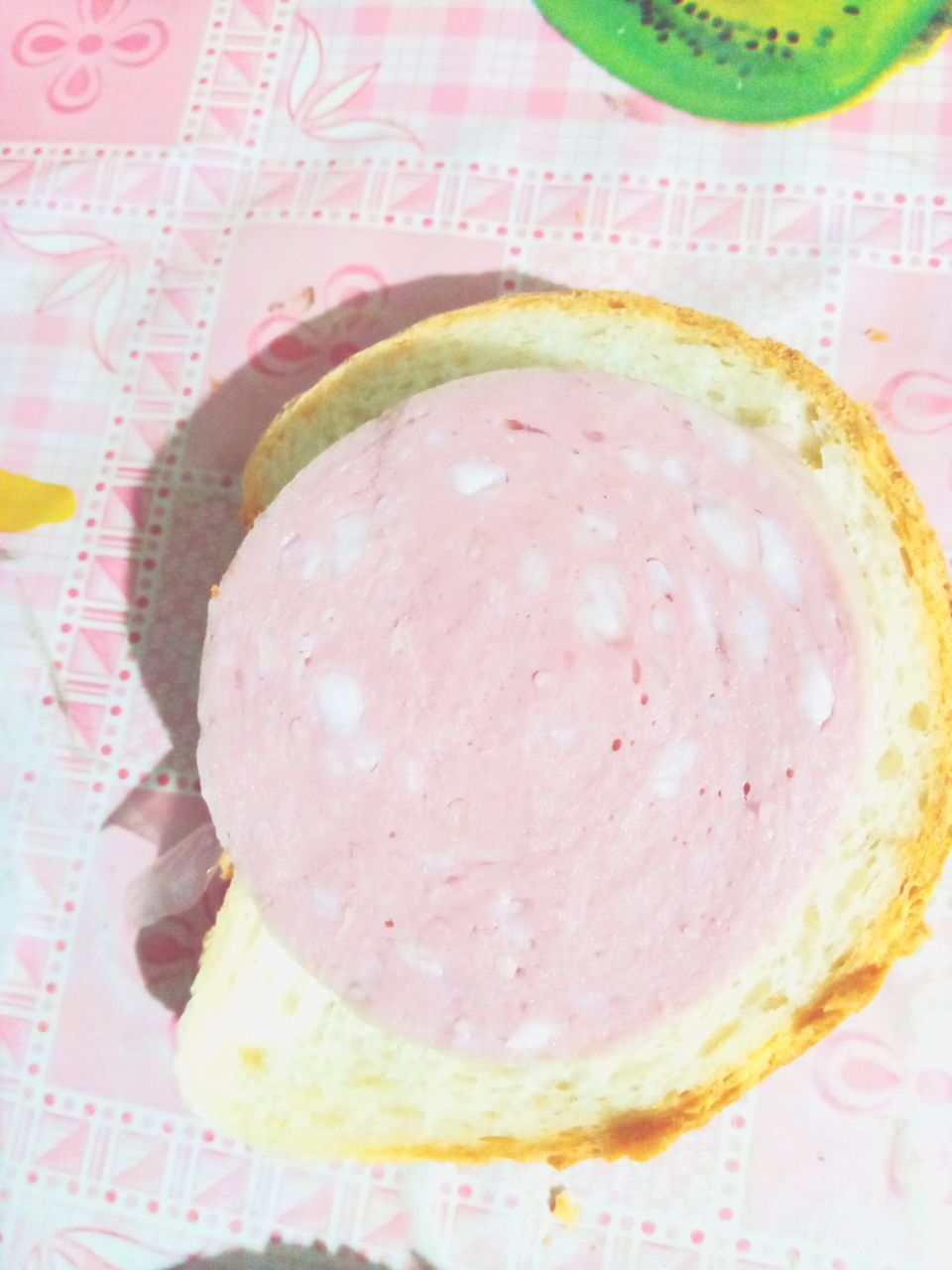 HIGH ANGLE VIEW OF LEMON SLICE IN PLATE