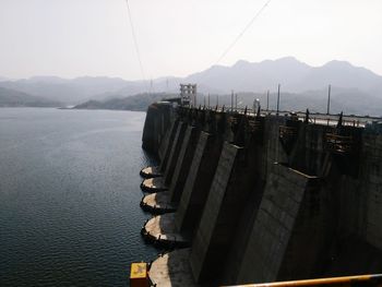Dam and mountains against sky