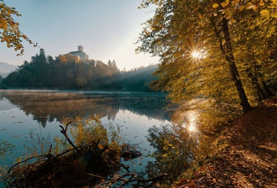 Beautiful autumn sunrise scenery of trakoscan castle on the hill reflected in the lake in croatia 