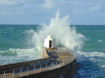 Waves splashing on rocks