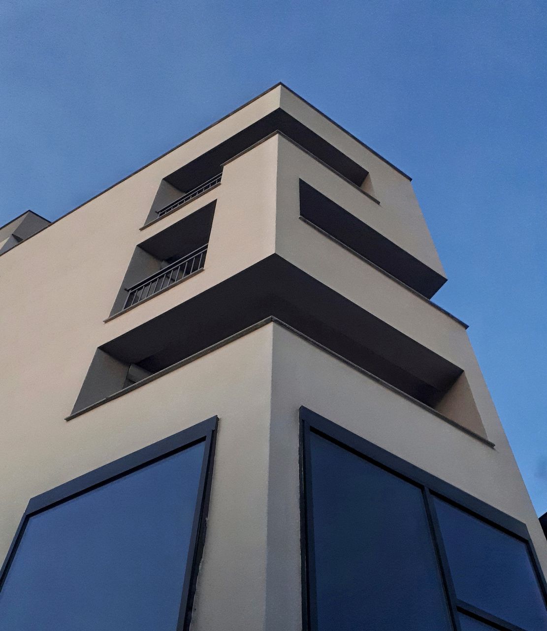 LOW ANGLE VIEW OF BUILDING AGAINST CLEAR BLUE SKY