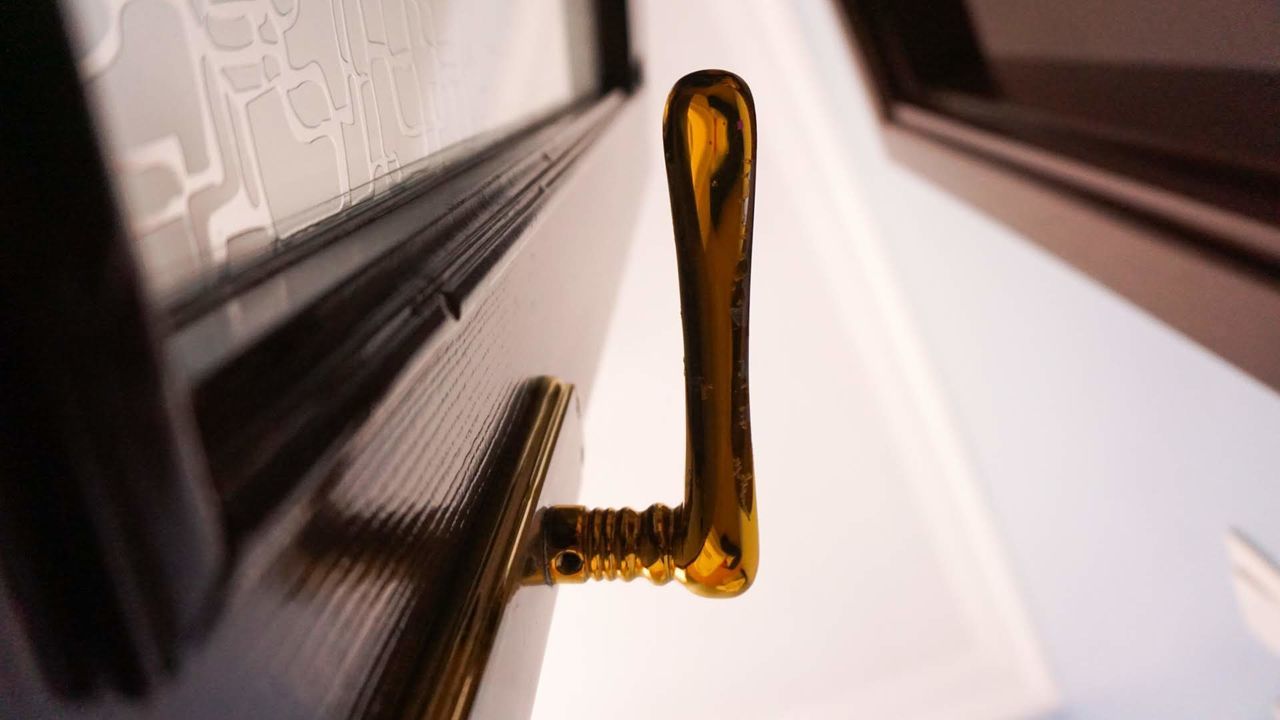 indoors, selective focus, close-up, music, no people, musical instrument, gold colored, musical equipment, still life, arts culture and entertainment, focus on foreground, string instrument, reflection, technology, connection, high angle view, office, knob, book