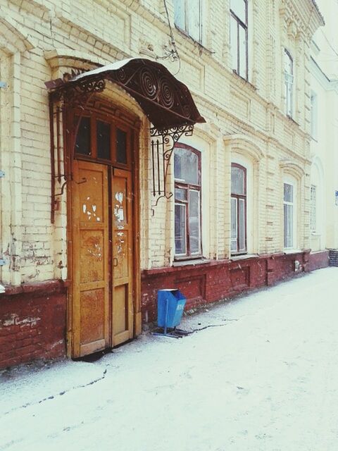 building exterior, architecture, built structure, window, house, door, residential structure, residential building, building, street, day, entrance, old, transportation, closed, outdoors, facade, no people, exterior, city