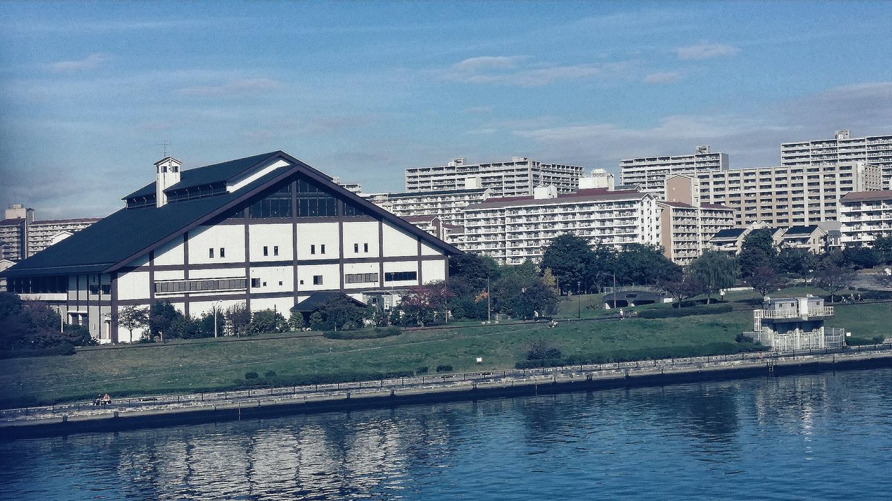 building exterior, architecture, built structure, water, waterfront, sky, house, river, residential structure, residential building, reflection, city, building, day, sea, lake, outdoors, residential district, nature, rippled