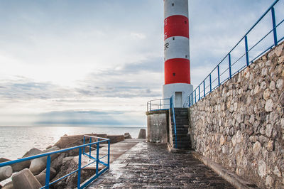 Road leading towards sea against sky