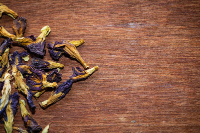 High angle view of dried leaf on wooden table