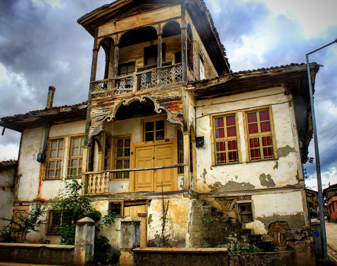 building exterior, architecture, built structure, sky, window, low angle view, residential building, residential structure, house, cloud - sky, building, cloud, old, cloudy, outdoors, day, no people, exterior, weathered, balcony