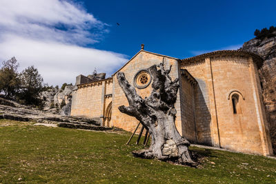 Statue of historic temple against sky