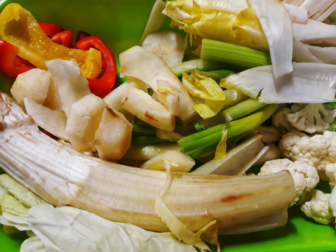 CLOSE-UP OF CHOPPED VEGETABLES IN CONTAINER