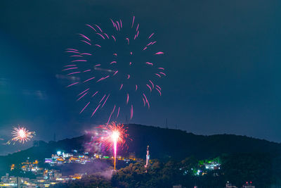 Images with new year's, réveillon, fireworks exploding in the sky in niterói, rio de janeiro, brazil