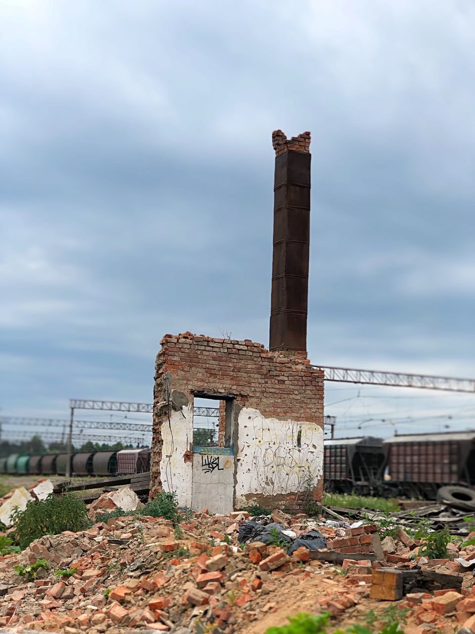 LOW ANGLE VIEW OF ABANDONED BUILDING AGAINST SKY