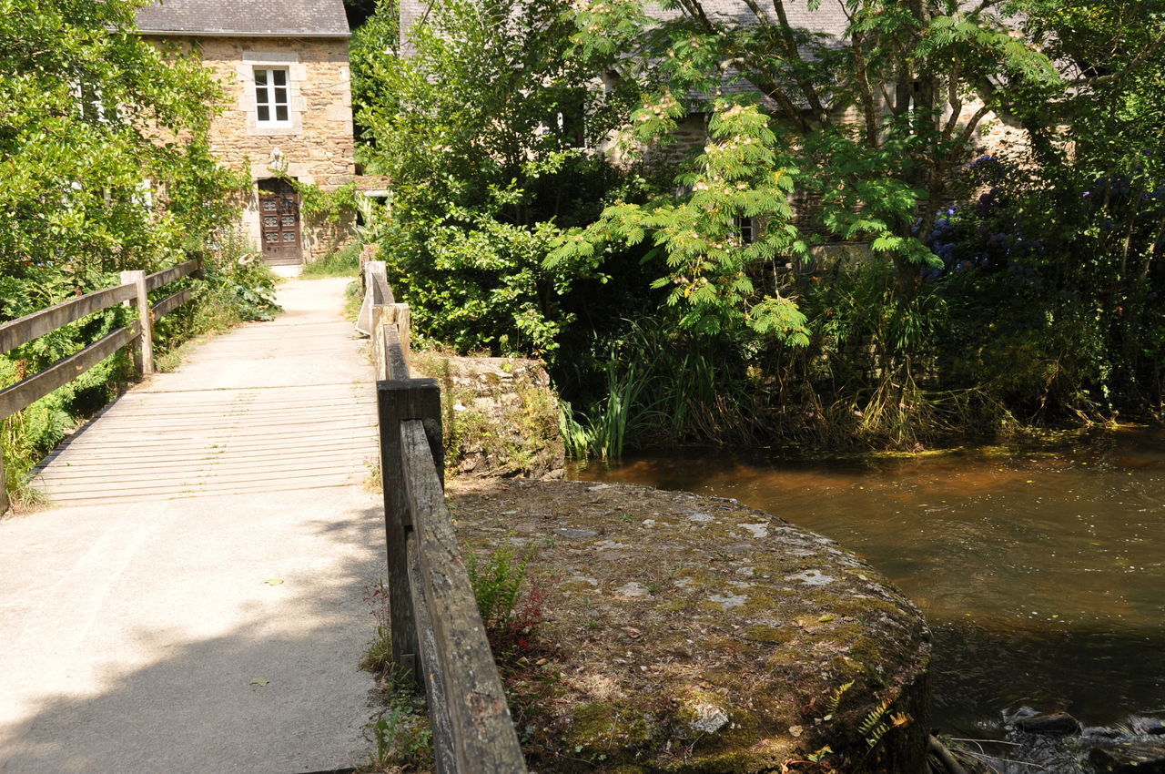 FOOTPATH BY RIVER AGAINST BUILDING