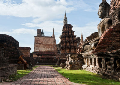 Statue of historic building against sky