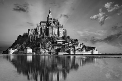 Mont saint-michel by sea against sky