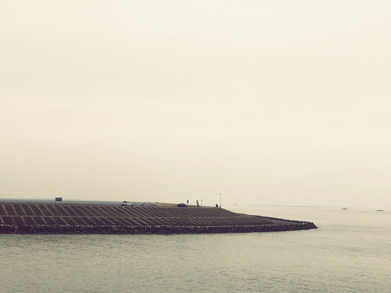 SCENIC VIEW OF SEA BY SHORE AGAINST SKY