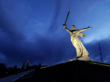 statue