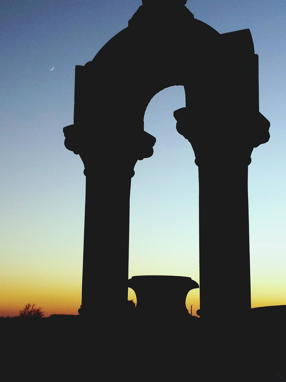 silhouette, low angle view, sunset, built structure, architecture, sky, clear sky, architectural column, column, copy space, no people, outdoors, arch, dusk, history, building exterior, old, tranquility, outline, sunlight