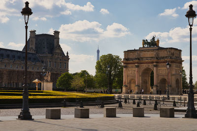 Statue of historic building against cloudy sky