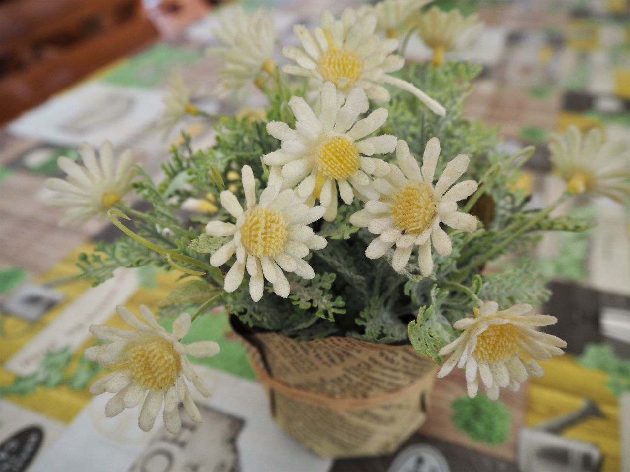 CLOSE-UP OF WHITE FLOWERS IN POT