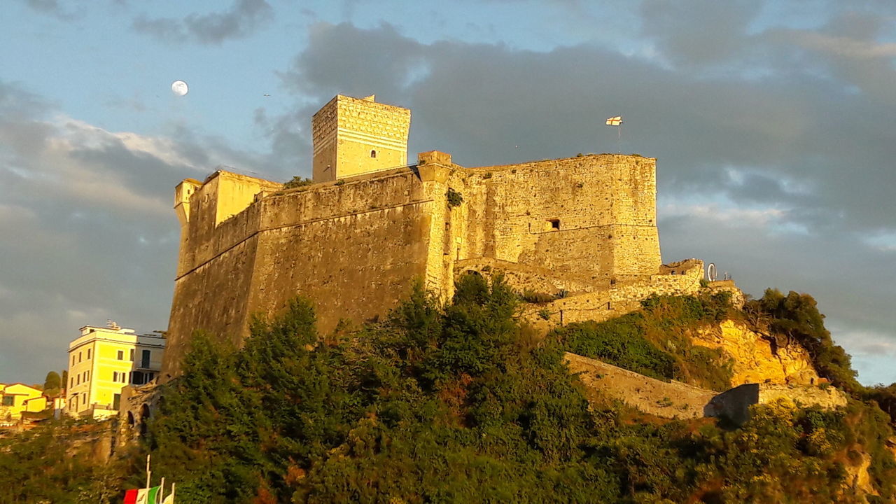 architecture, building exterior, built structure, history, castle, fort, low angle view, sky, day, travel destinations, ancient, cloud - sky, outdoors, no people, tree, nature, ancient civilization