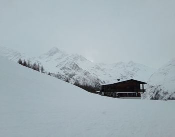 Landscape cabanne on a mountain covered on snow - landscape sky