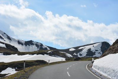 Spring begins on the schiestelscharte / nockalmstrasse in the nockberge