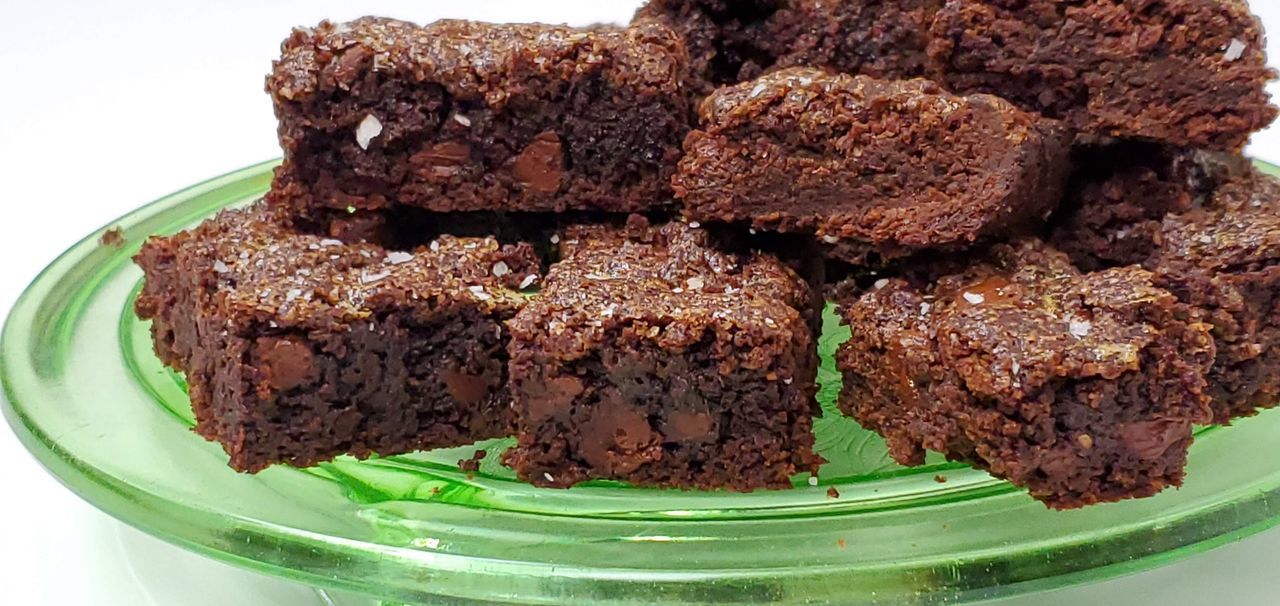 CLOSE-UP OF CHOCOLATE CAKE WITH BREAD IN PLATE