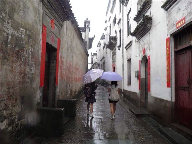 building exterior, architecture, built structure, full length, walking, water, lifestyles, men, rear view, leisure activity, person, wet, street, building, the way forward, reflection, rain, city life