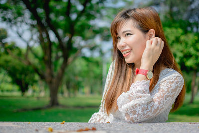 Portrait of a smiling young woman outdoors