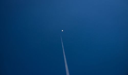 Vapor trail against clear blue sky