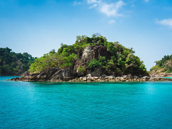 Ko rang island, clear turquoise seawater and coral reef. beautiful snorkeling spot in thailand.