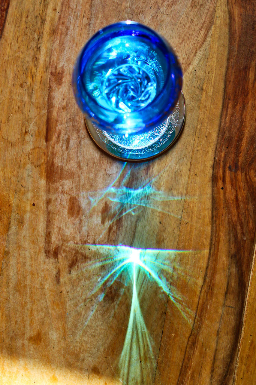 HIGH ANGLE VIEW OF ILLUMINATED LIGHT ON TABLE