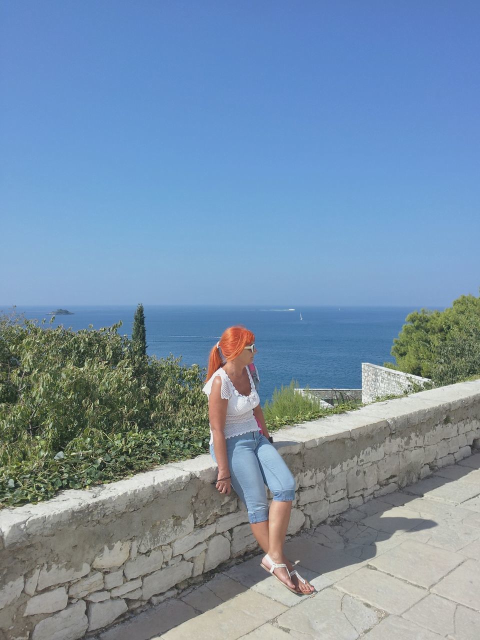 sea, horizon over water, clear sky, lifestyles, full length, leisure activity, water, rear view, copy space, casual clothing, blue, standing, person, beach, sunlight, beauty in nature, scenics, nature