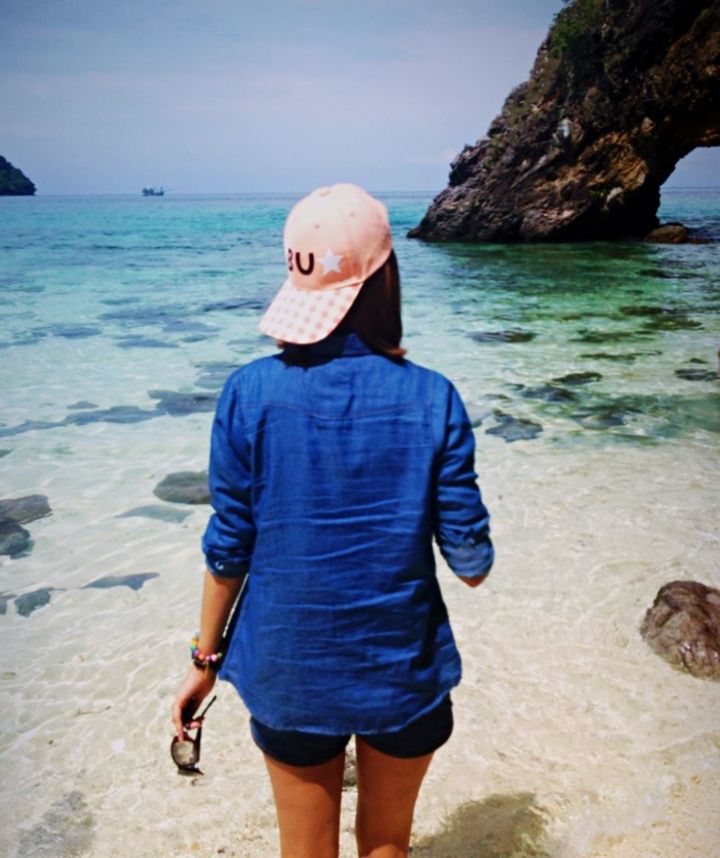 sea, water, beach, standing, casual clothing, lifestyles, rear view, horizon over water, shore, leisure activity, three quarter length, full length, young adult, young men, sky, nature, beauty in nature, tranquility