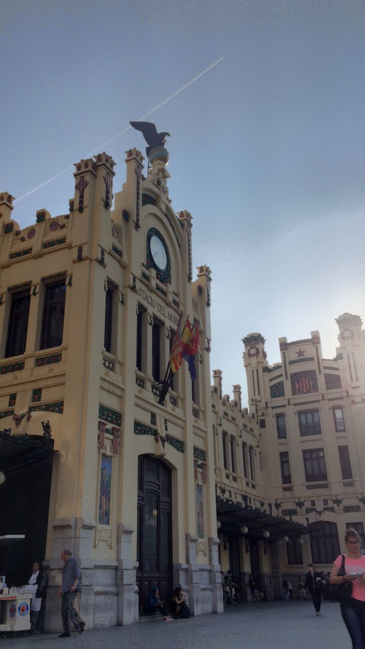 LOW ANGLE VIEW OF HISTORICAL BUILDING IN CITY