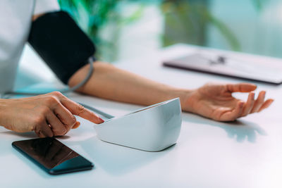 Measuring blood pressure at home with blood pressure monitor