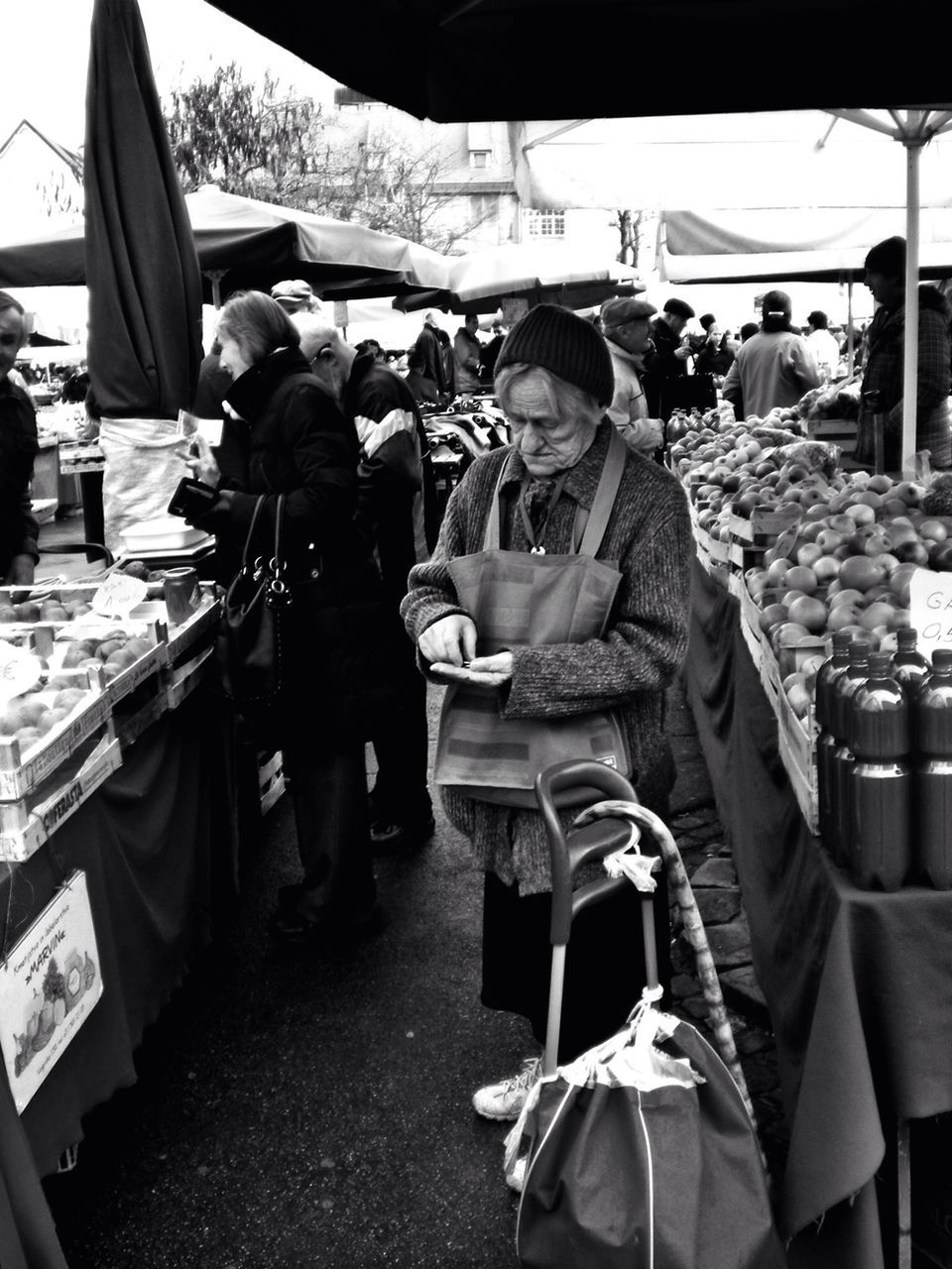 men, person, large group of people, lifestyles, leisure activity, market, market stall, street, medium group of people, walking, casual clothing, sitting, rear view, retail, group of people, incidental people, city life, crowd, day