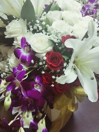 Close-up of white roses in vase