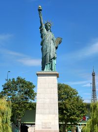 statue