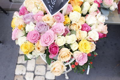 Price tag on bouquet of colorful rose flowers at market