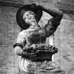 statue