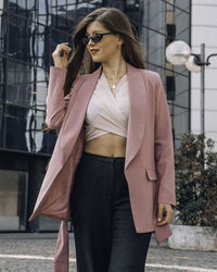 Young business woman wearing sunglasses standing outdoors