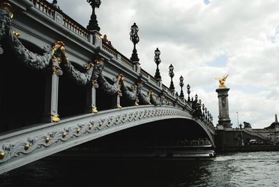 Statue of historic building against cloudy sky