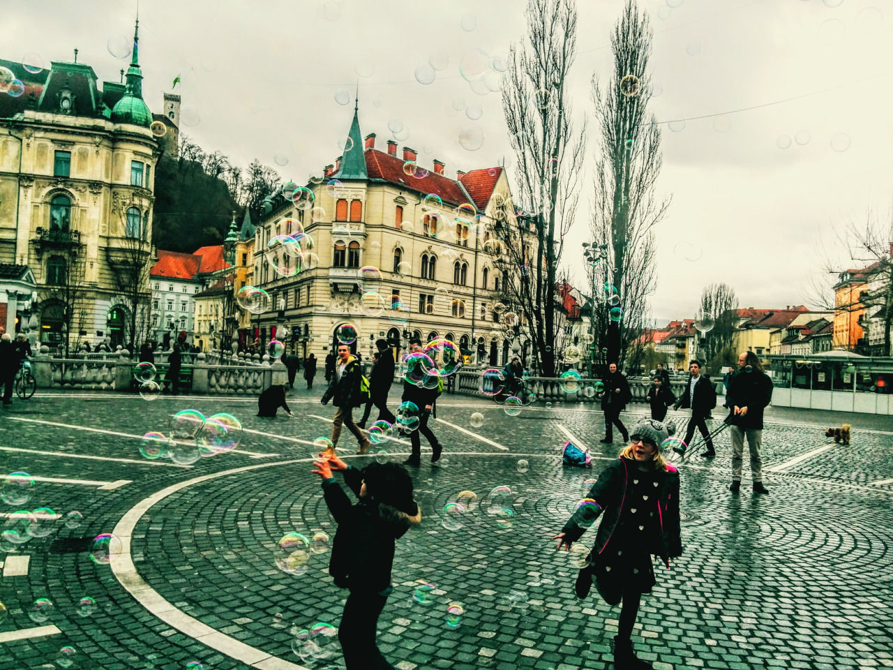 building exterior, built structure, architecture, real people, leisure activity, large group of people, lifestyles, women, city, men, day, outdoors, mixed age range, sky, motion, tree, adults only, adult, people