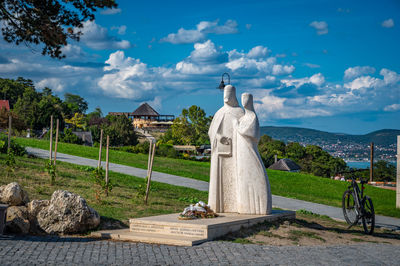 Statue against sky