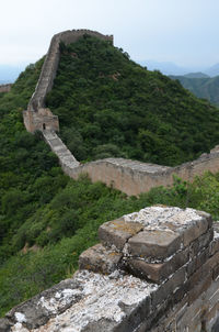 Great wall of china on mountains against sky at jinshanling